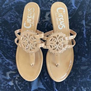 Circus by Sam Edelman Womens Canyon Nude Patent Leather Flat Thong Sandals Sz 8